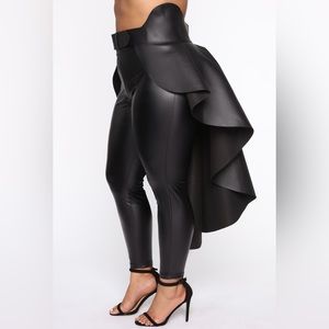 Ruffle Skirt Belt- Black Size: M/L